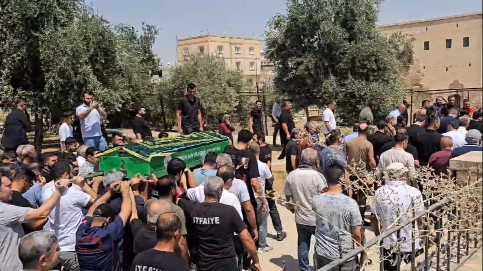 Nusaybin anız yangınında hayatını kaybeden itfaiye eri toprağa verildi