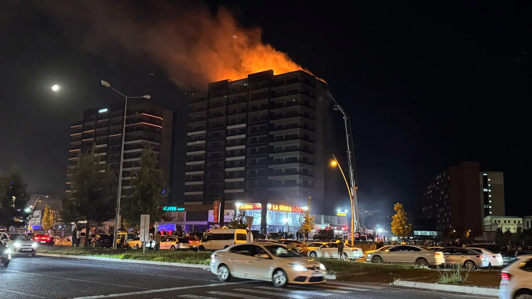 Diyarbakır'da plazada yangın büyüdü, çatıya sıçradı