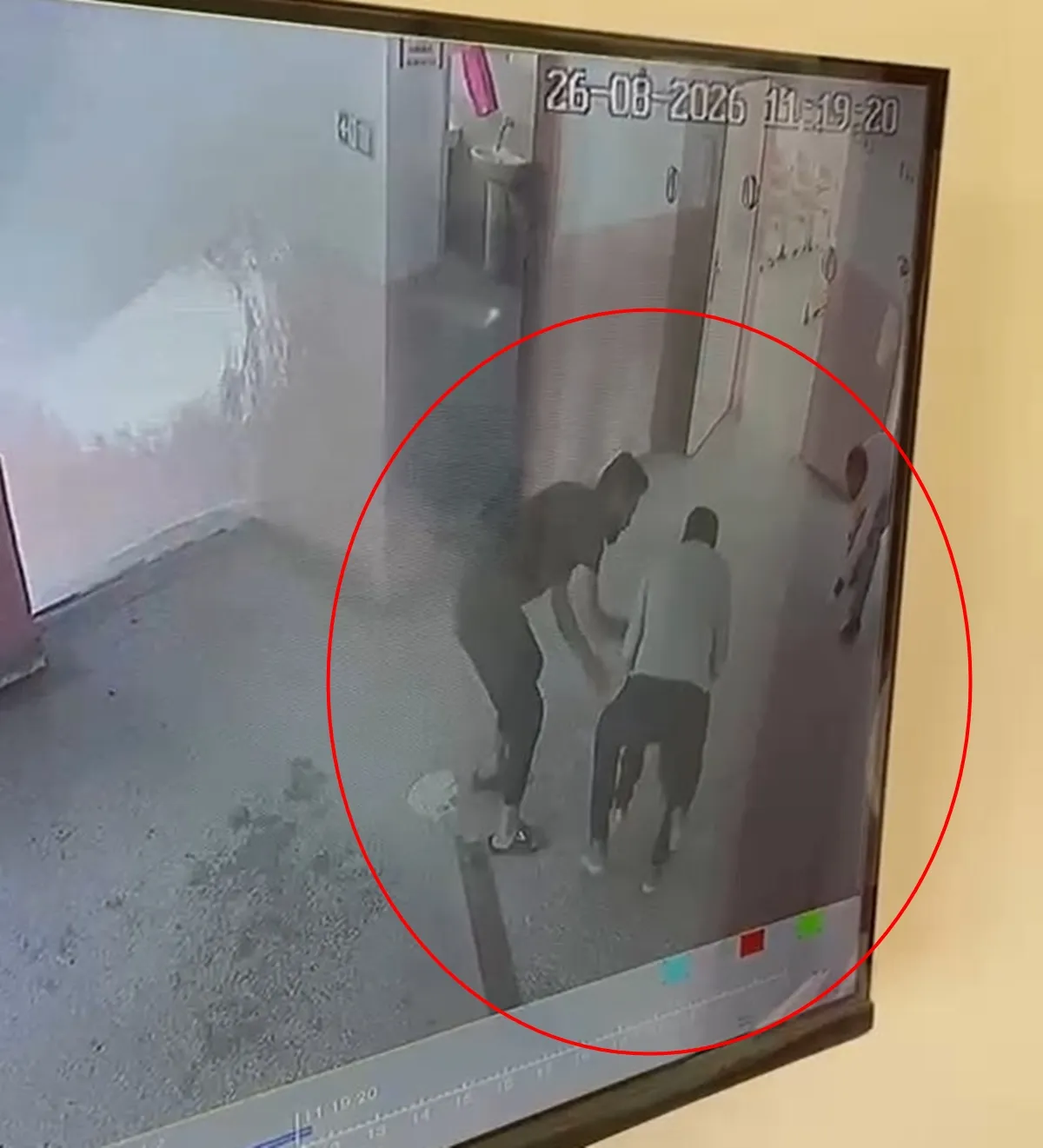 Okul müdürünün Heimlich manevrası 5 yaşındaki çocuğu hayata bağladı
