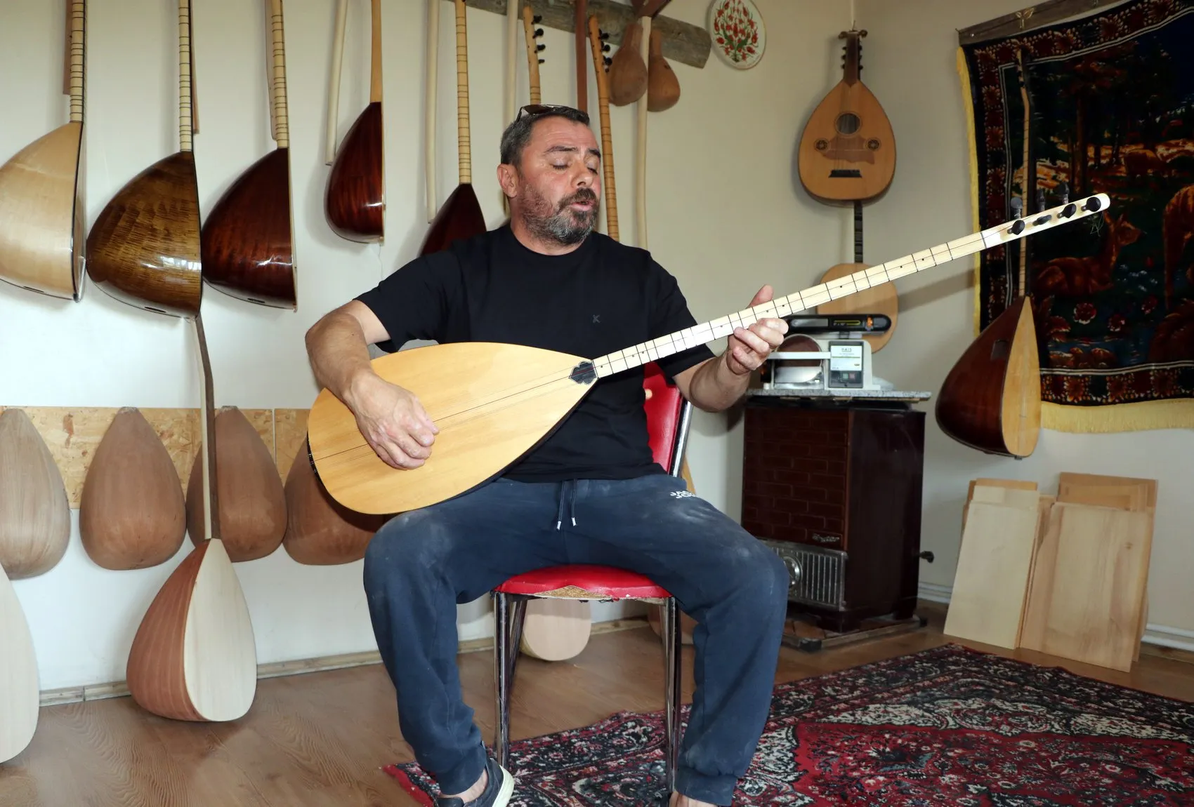 Vanlı bağlama ustasının el emeği eserleri dört kıtaya ulaşıyor