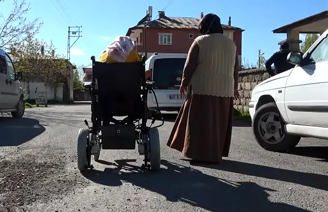 Ercişli Esma tedavi sonrası yıllar sonra ilk kez ayağa kalktı