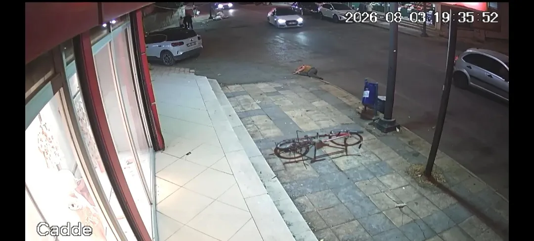 Batman'da otomobil ve bisikletin karıştığı kaza güvenlik kamerasına yansıdı