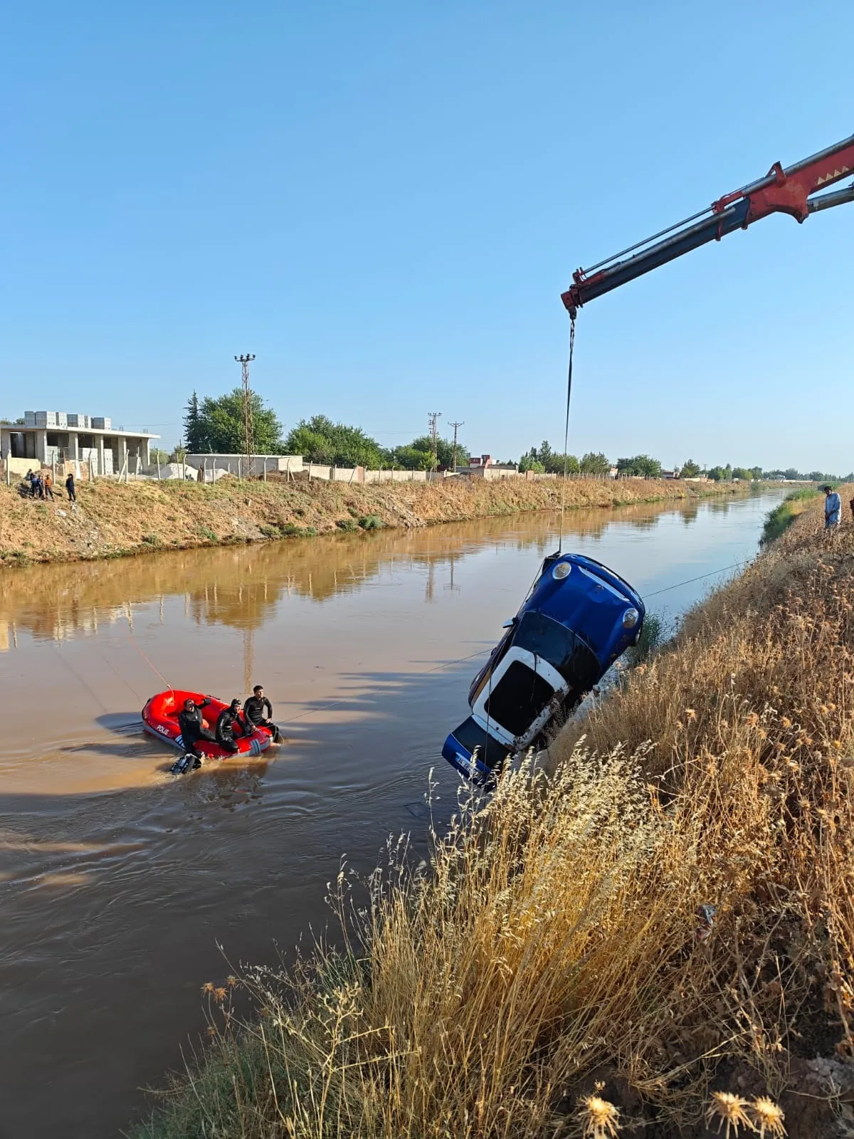 Şanlıurfa'da dereye uçan sürücüden şaşırtan kurgu