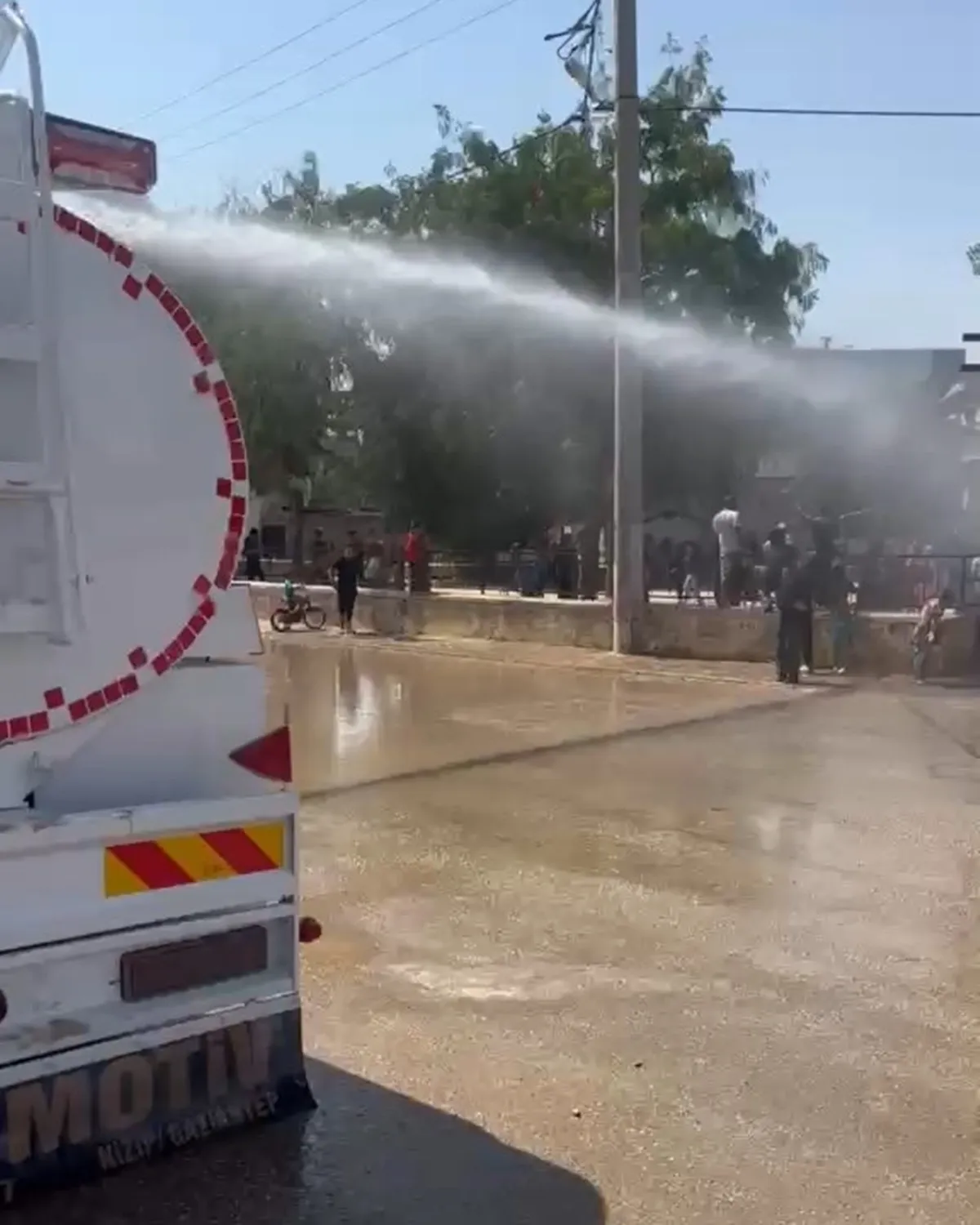 Mardin'de muhtar, çocukları tankerle su sıkarak serinletti