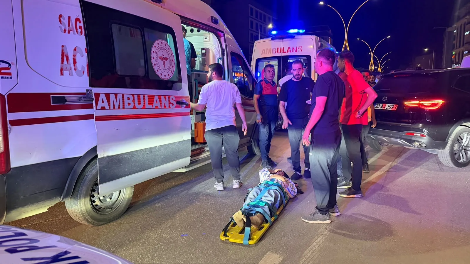 Yüksekova'da kontrolden çıkan otomobil park halindeki araçlara çarptı