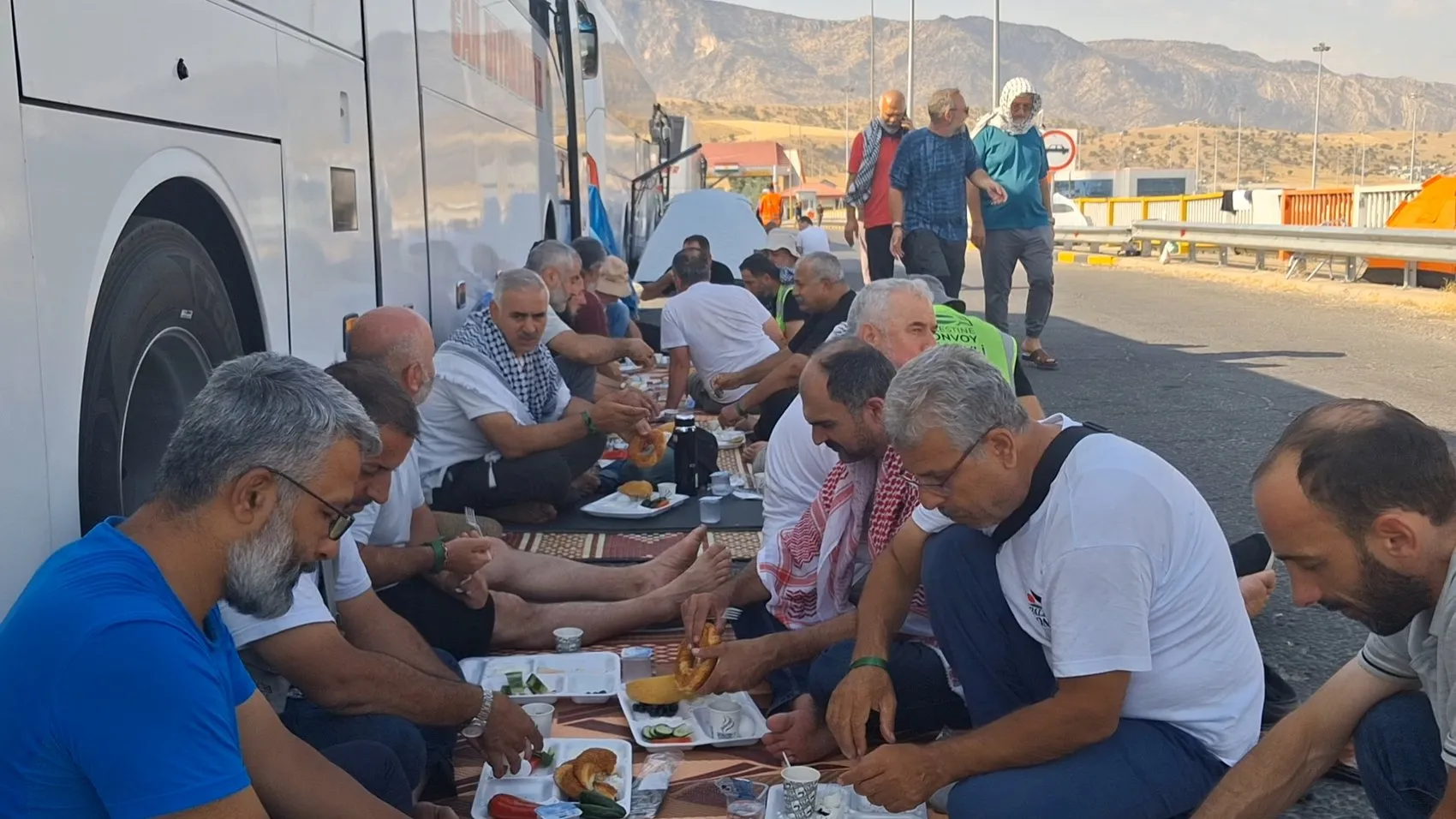 Sınırda bekleyen Filistin destekçilerine Şırnaklı iş insanından yemek yardımı