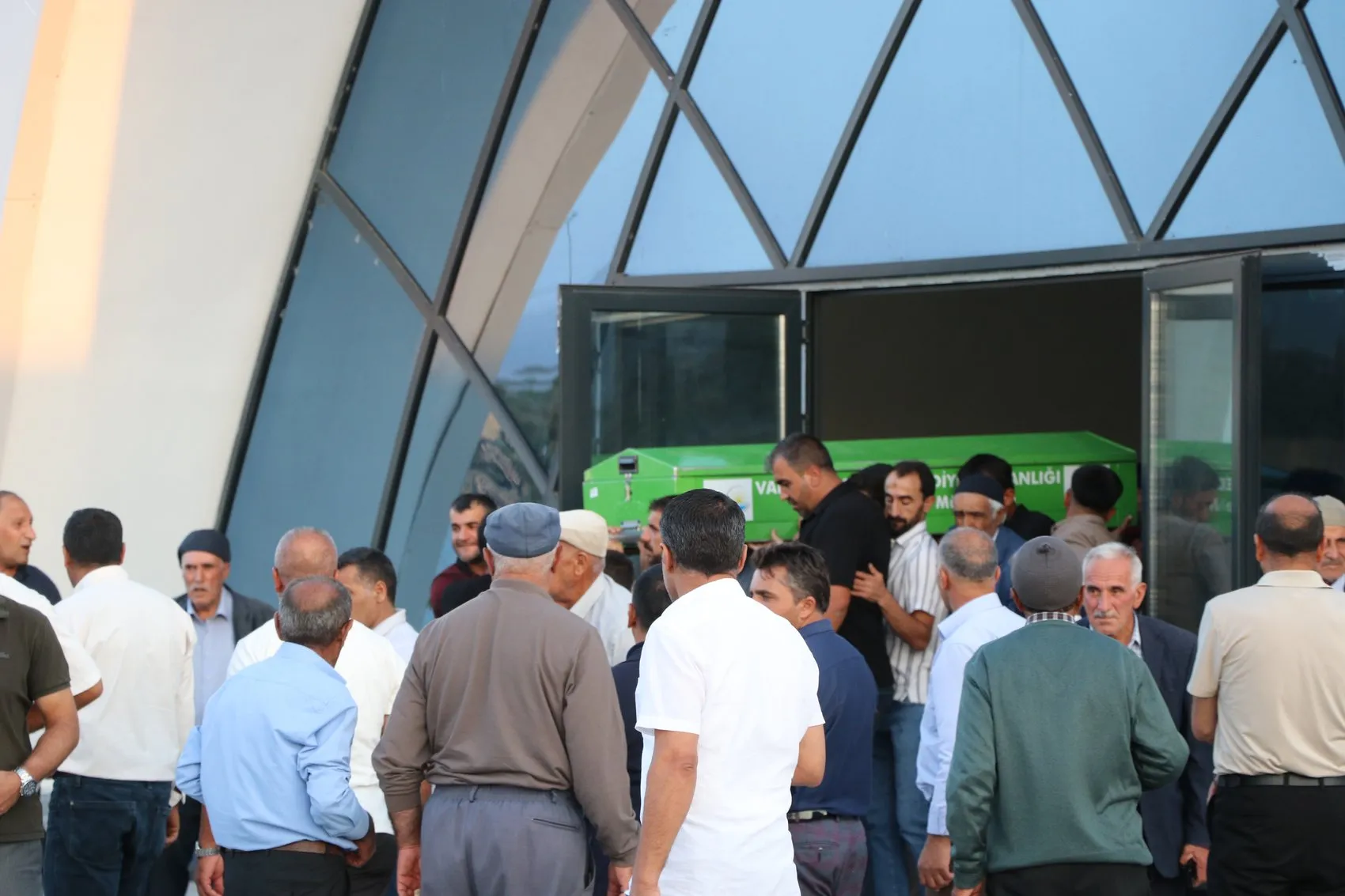 Van Gölünde iki kardeşin hayatını kaybettiği acı olayda cenazeler defnedildi