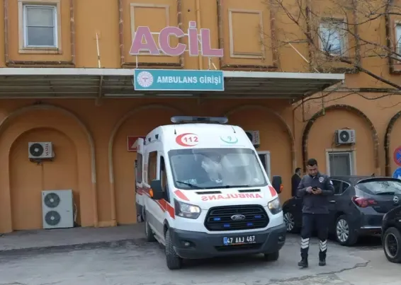 Kızıltepe ilçesinde elindeki tüfeğin ateş almasıyla bir genç ağır yaralandı