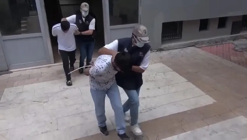 Diyarbakırda kendilerini polis sanan grup iki kişiyi darp etti