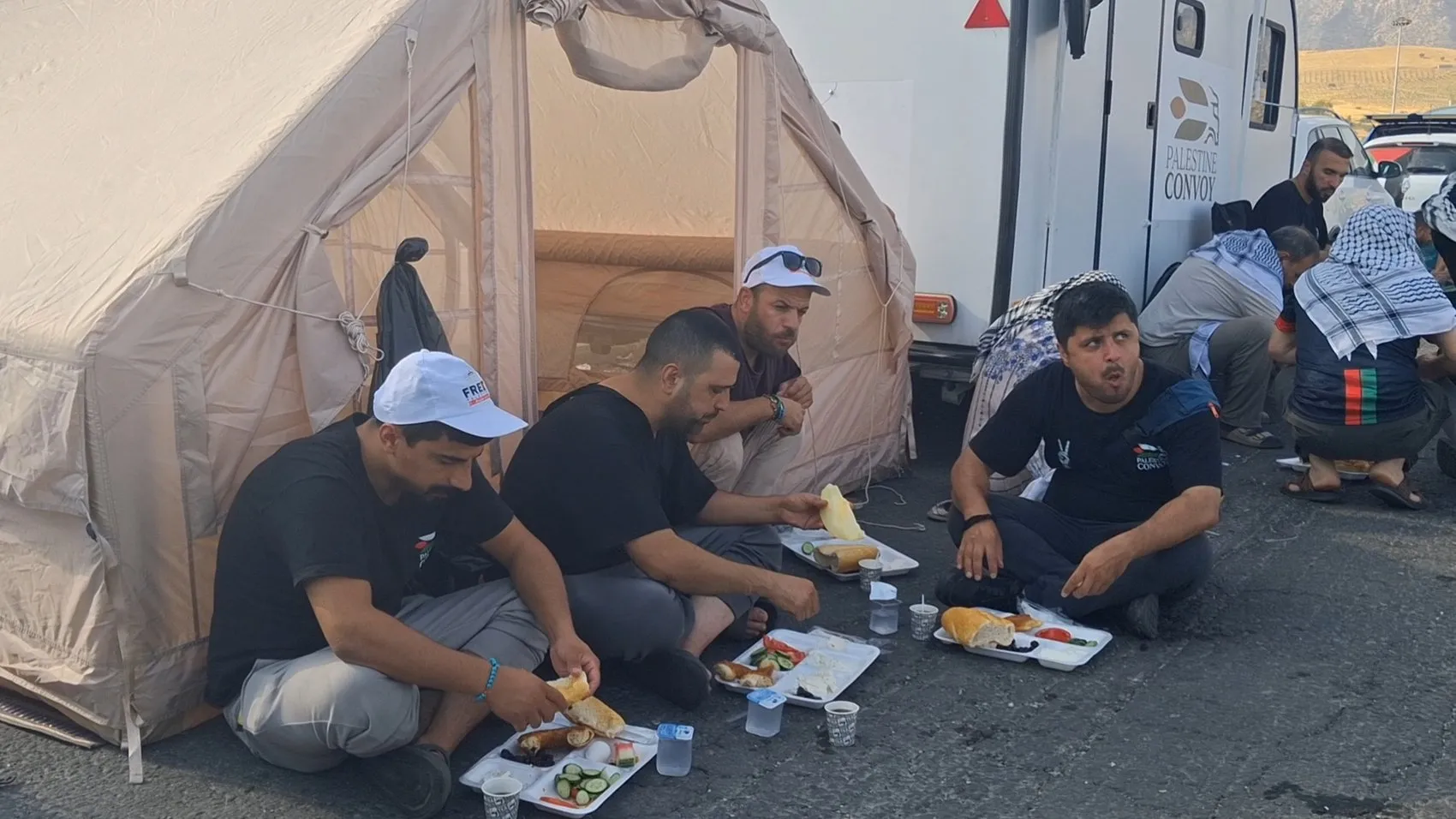 Sınırda bekleyen Filistin destekçilerine Şırnaklı iş insanından yemek yardımı