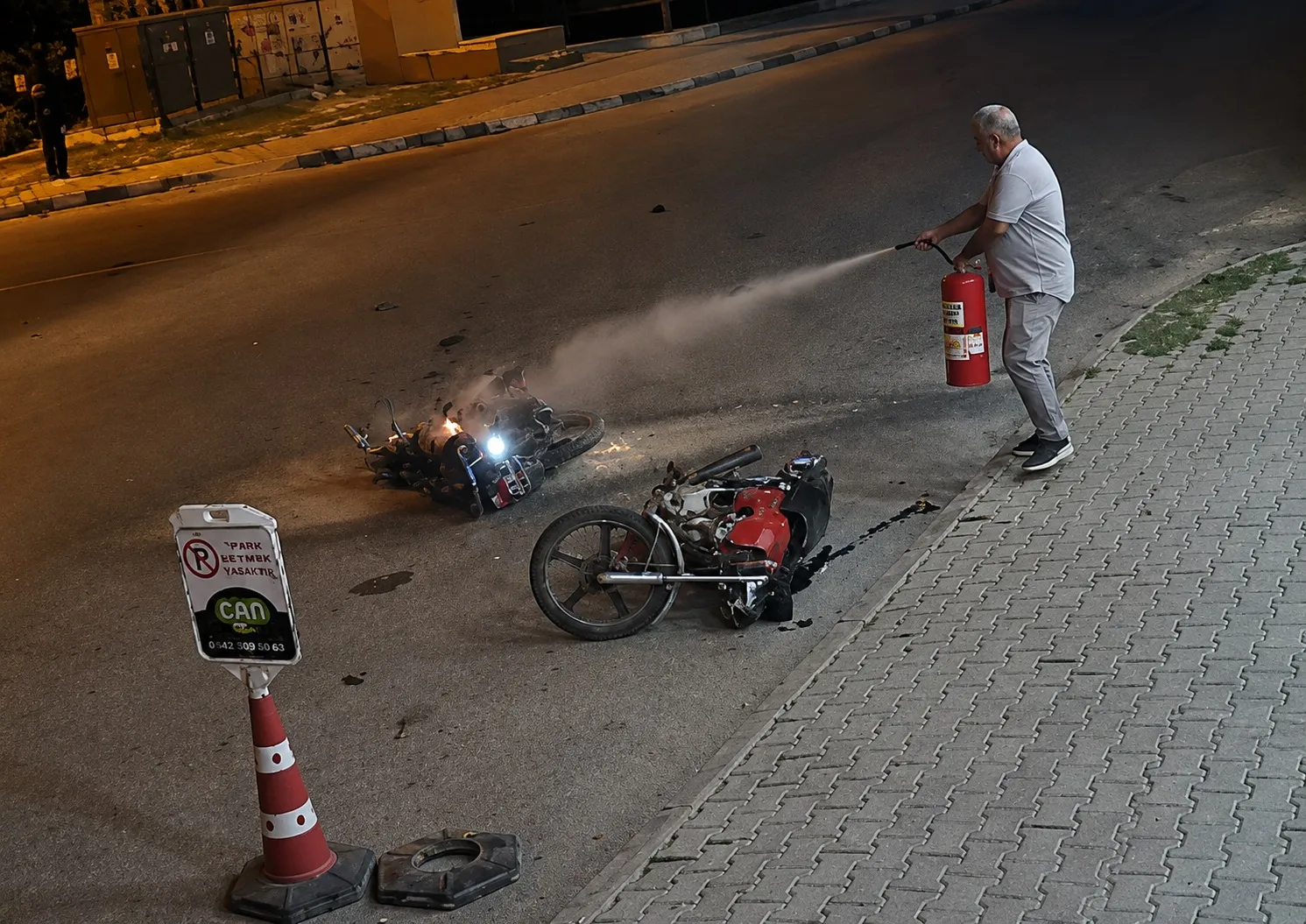 Şanlıurfa Birecik'te iki motosiklet çarpıştı ve biri alevler içinde kaldı
