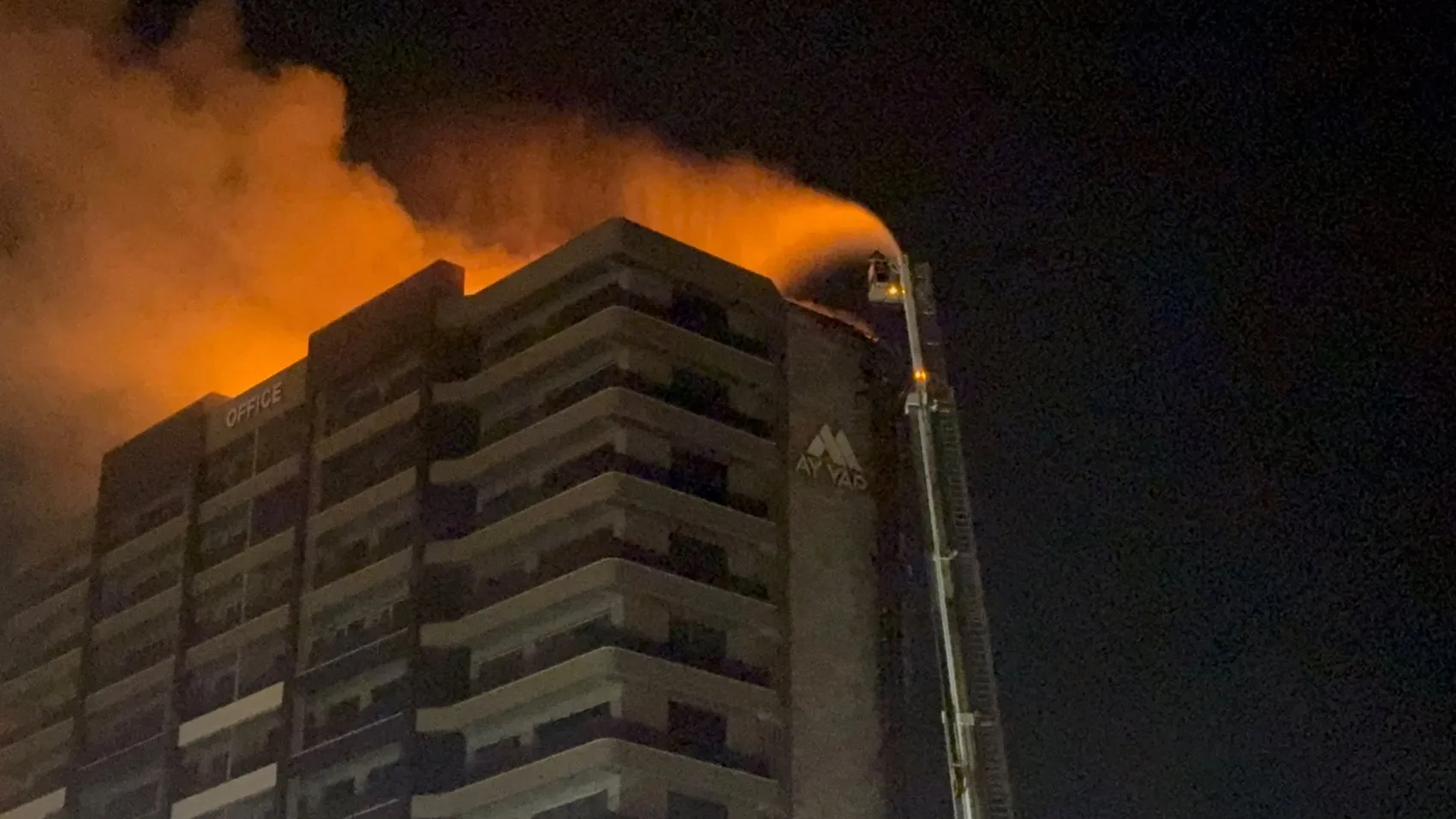 Diyarbakır'da plazada yangın büyüdü, çatıya sıçradı