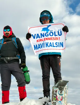 Dağcılar Van Gölü kirliliğine dikkat çekmek için Ağrı Dağı zirvesine tırmandı