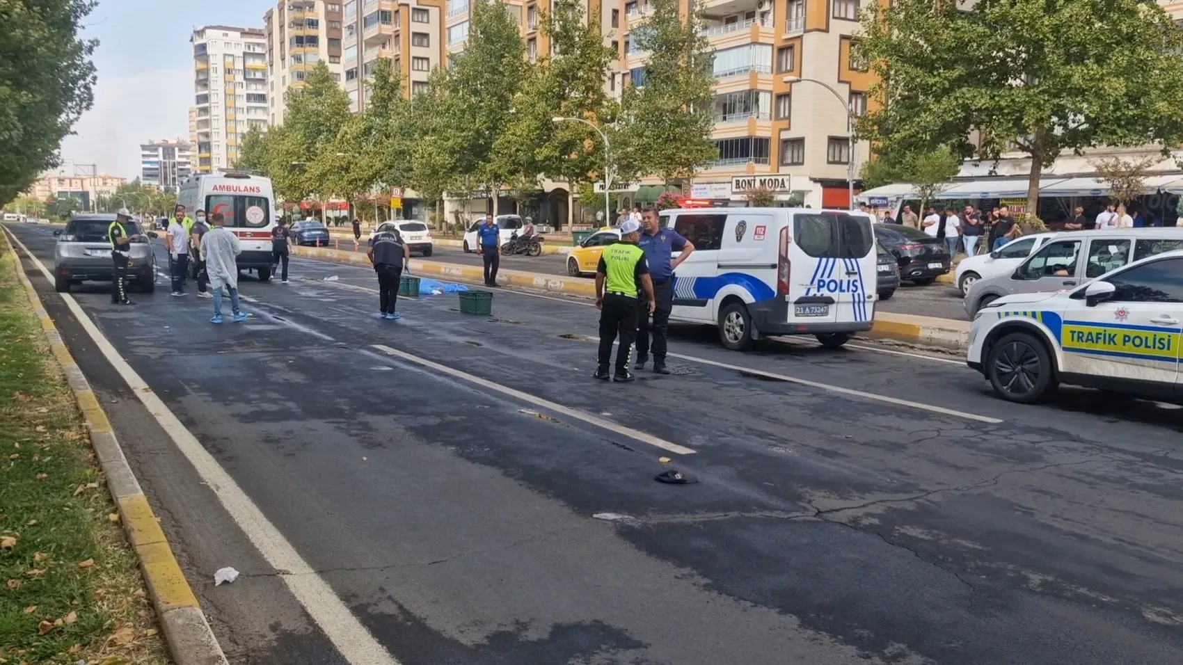 Diyarbakır'da karşıdan karşıya geçerken otomobilin çarptığı kişi can verdi
