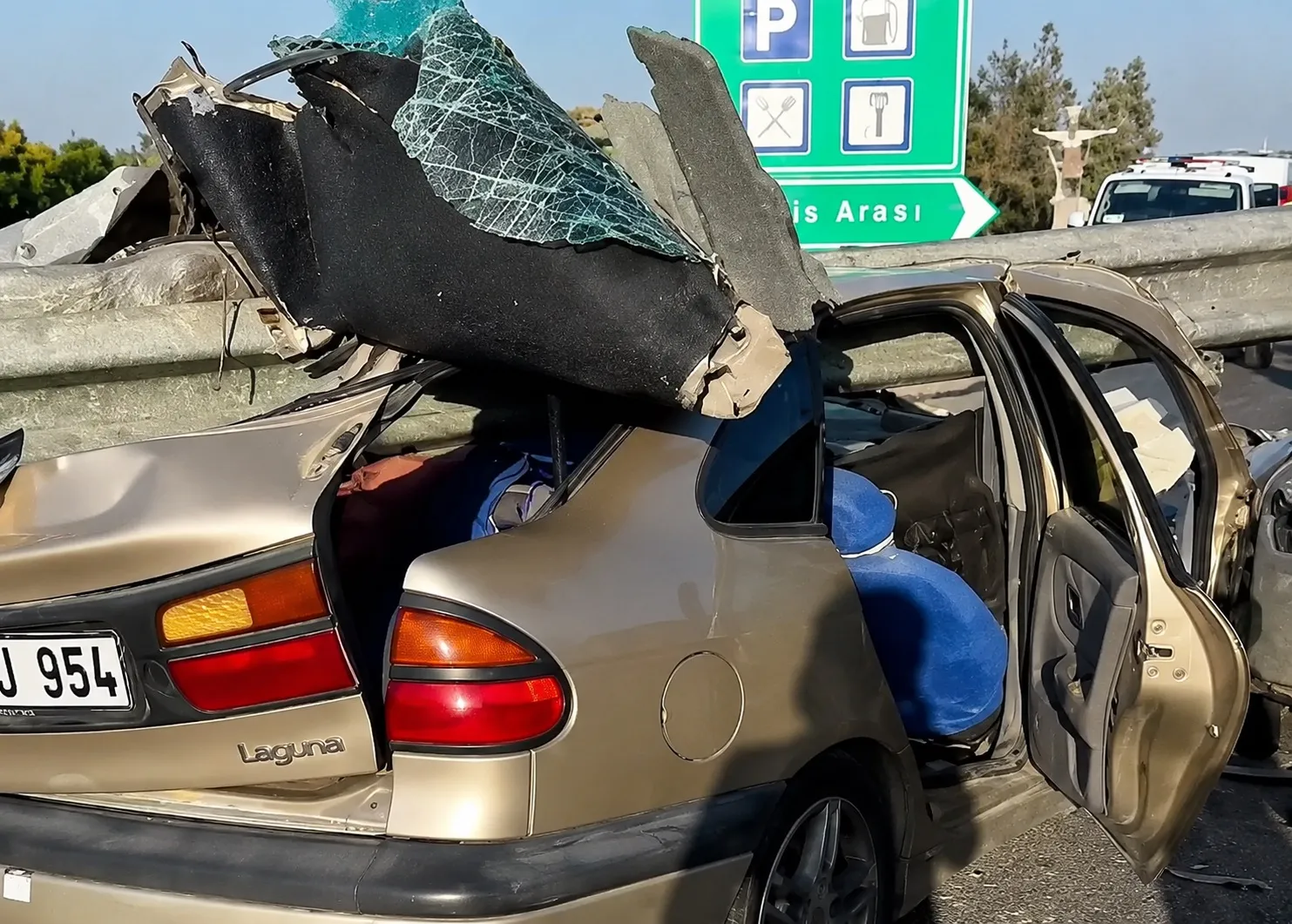 Şanlıurfa yolunda kontrolden çıkan araç bariyerlere girdi