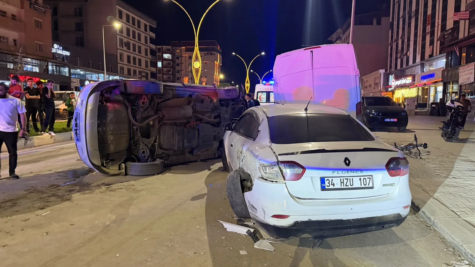 Yüksekova'da kontrolden çıkan otomobil park halindeki araçlara çarptı