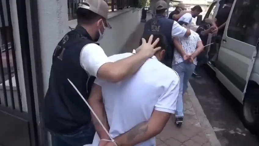 Diyarbakırda kendilerini polis sanan grup iki kişiyi darp etti