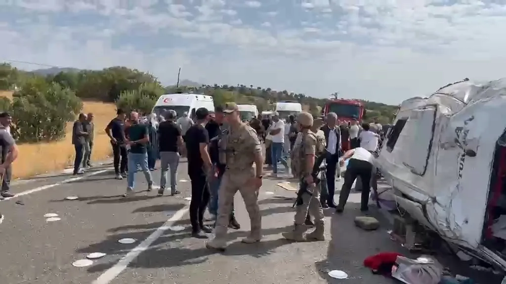 Lice ilçesinde minibüs kazası beş can aldı