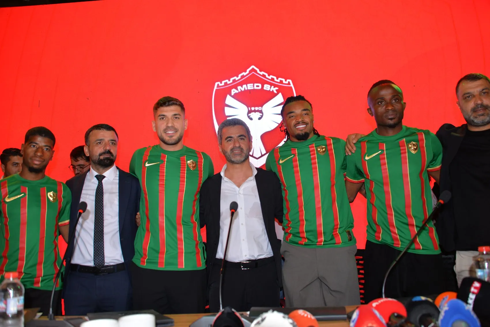 Amedspor yeni transferlerini taraftarıyla birlikte düzenlenen törende resmen duyurdu