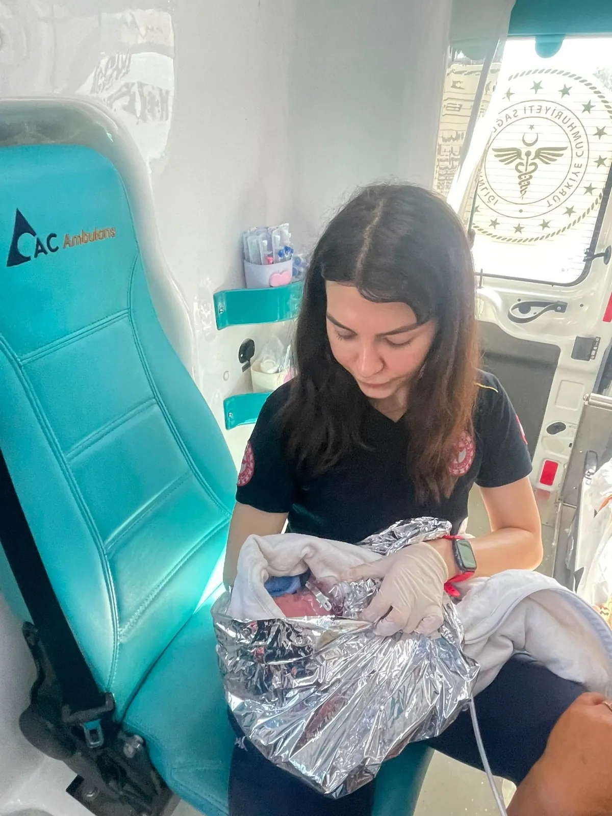 Şanlıurfa'da acil sağlık ekipleri ambulansta doğumu gerçekleştirdi