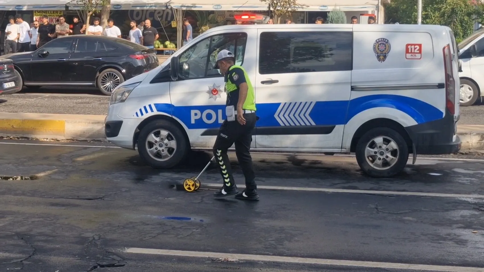 Diyarbakır'da karşıdan karşıya geçerken otomobilin çarptığı kişi can verdi