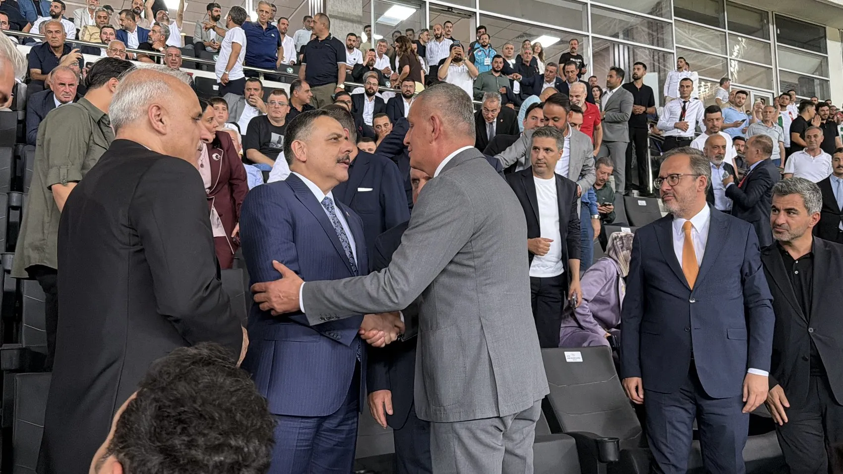 Amedspor ve Erzurumspor mücadelesinde protokol tribününde dikkat çeken isimler yer aldı