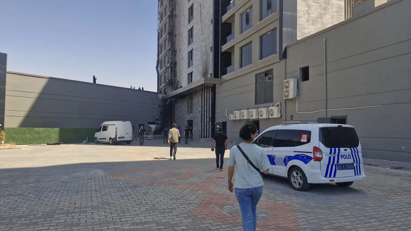 Diyarbakır'da 13 katlı plazada yangın 5 kişi dumandan etkilendi