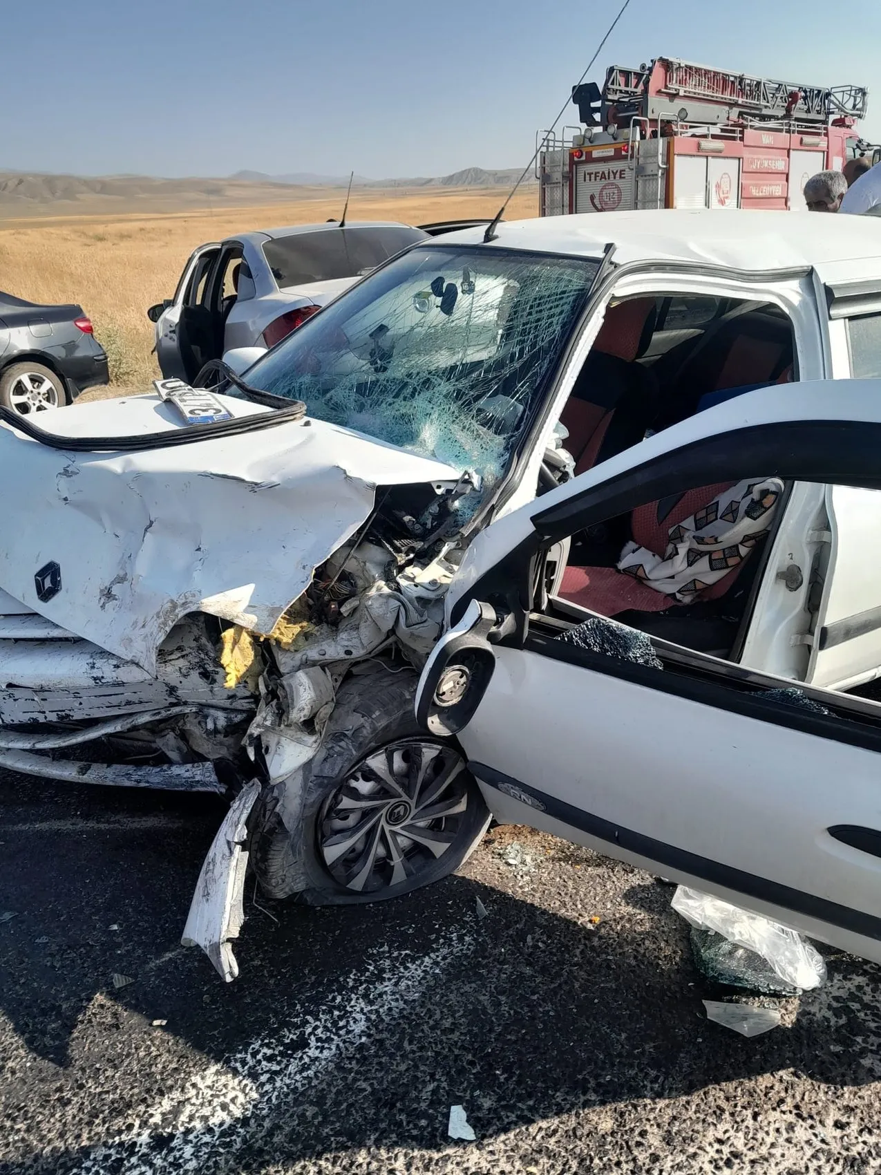 Van Başkale yolunda otomobiller çarpıştı 7 kişi yaralı