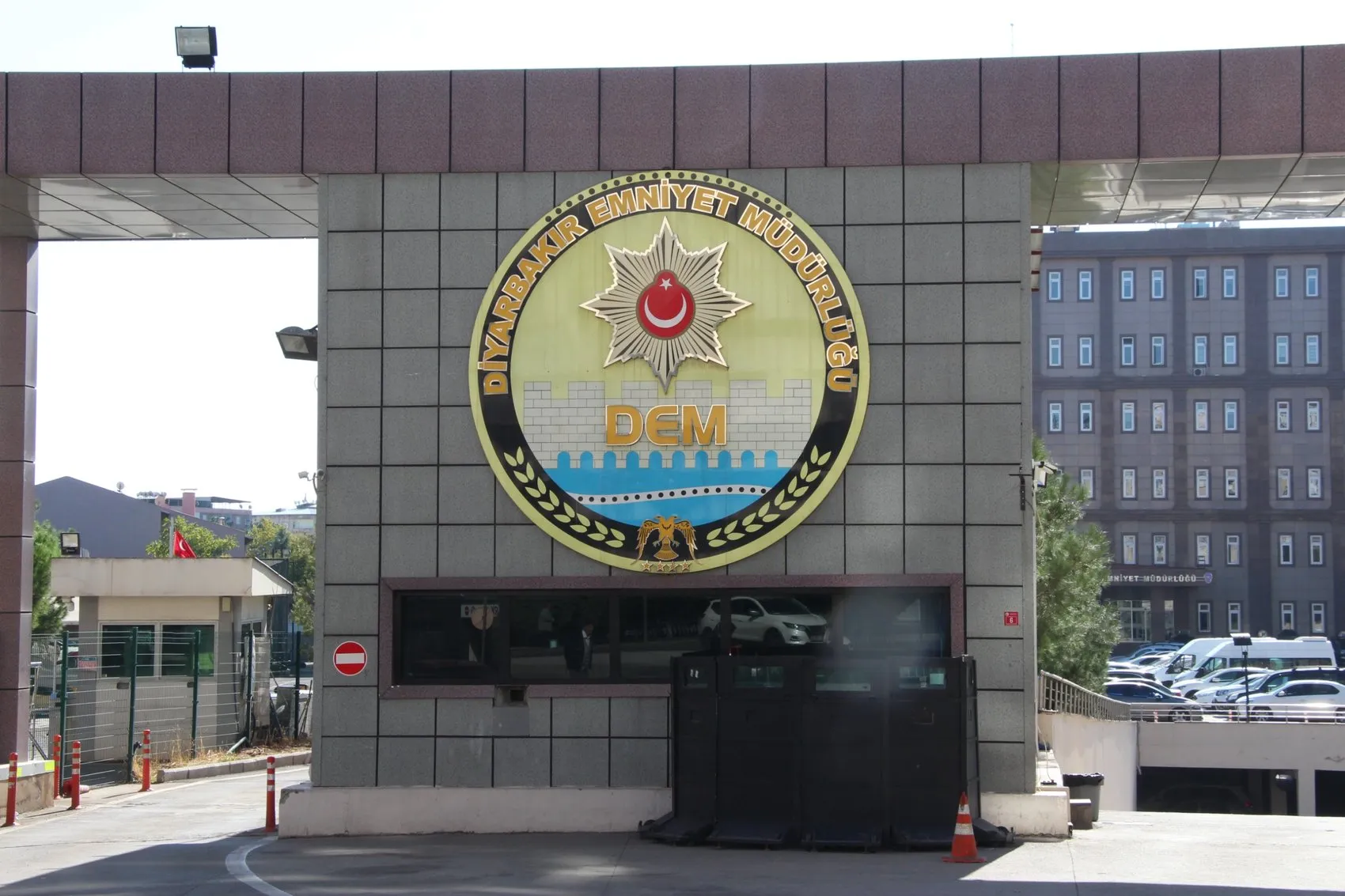 Diyarbakırda kafede oturan kişiye ağaç arkasından silahlı saldırı düzenlendi