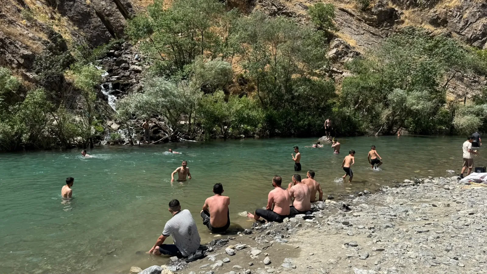 Hakkari Şine Deresi sıcaklarda serinlemek isteyenlerin uğrak noktası oldu