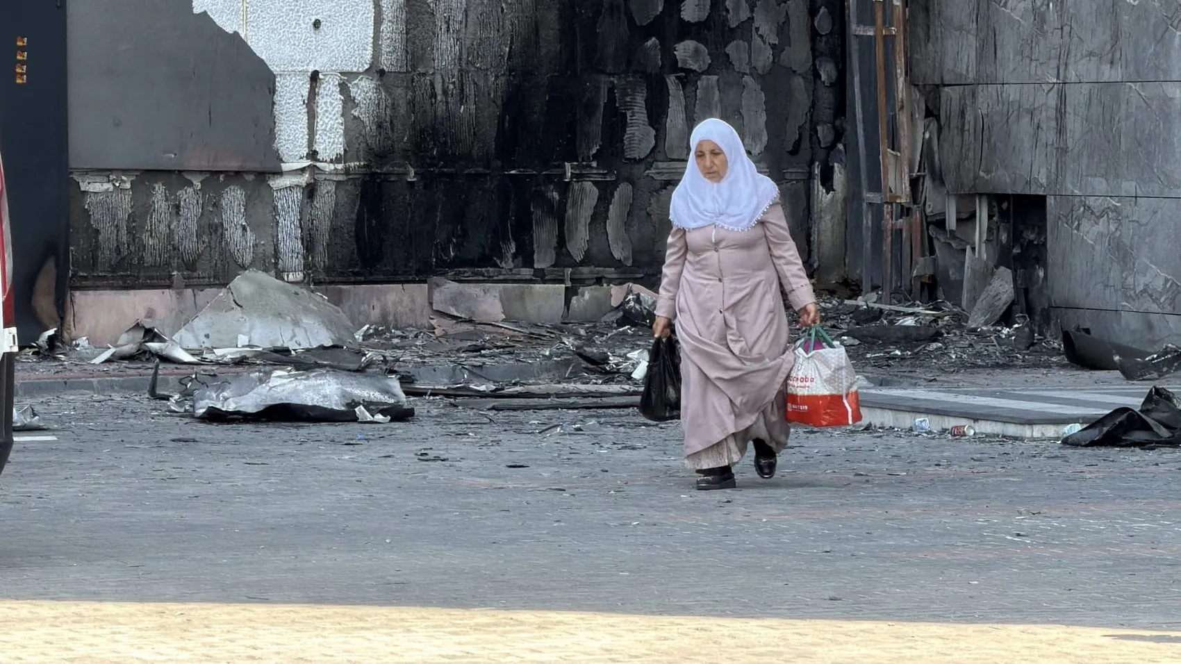 Diyarbakır'da 13 katlı plazada yangın 5 kişi dumandan etkilendi