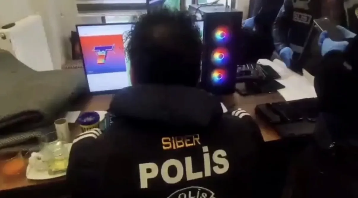 Acılı ailelere şantaj yapan sanal zorbalara polis operasyonu düzenlendi