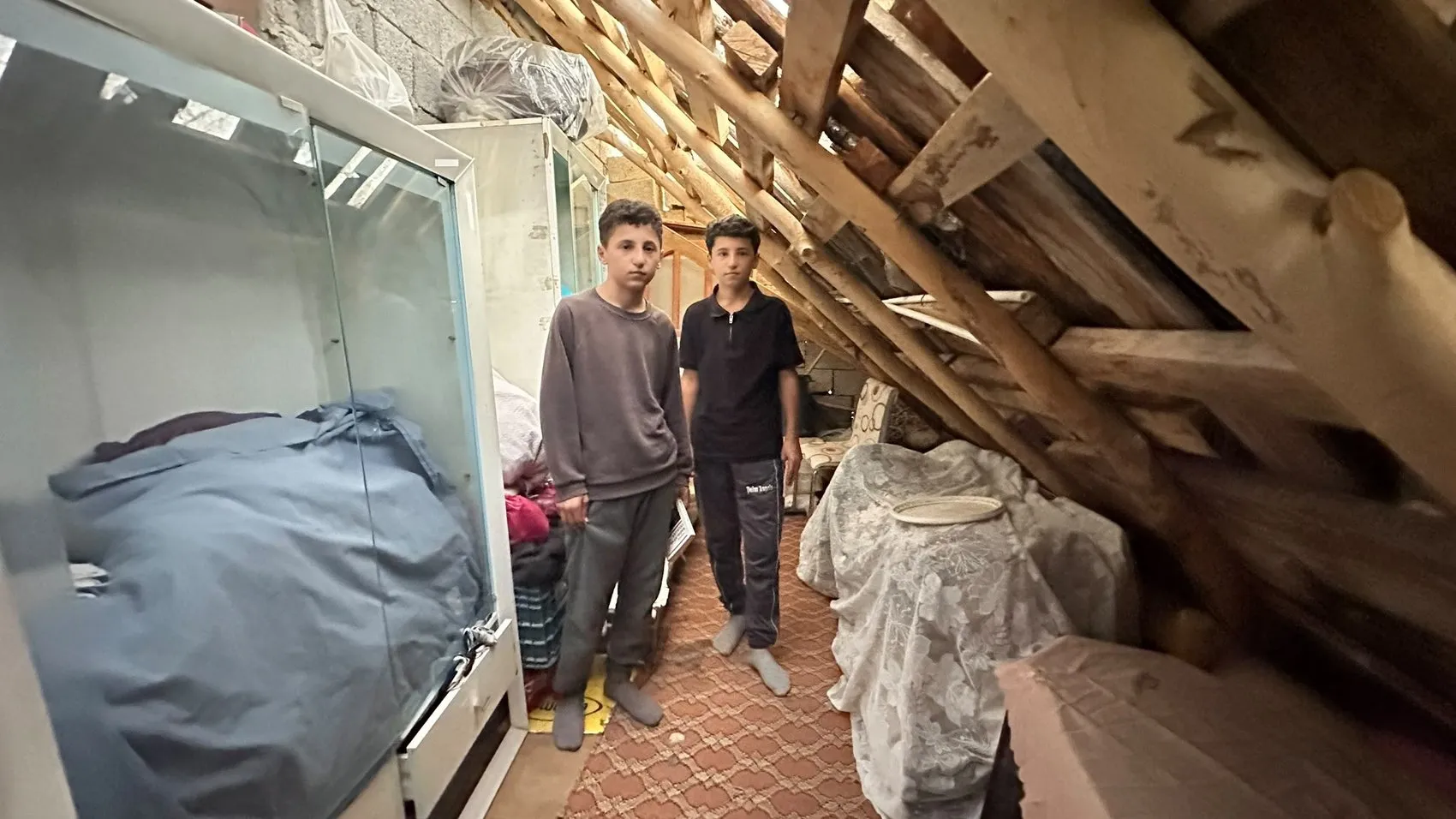 Yer minderinde ders çalışan ikizlerin evi yenileniyor
