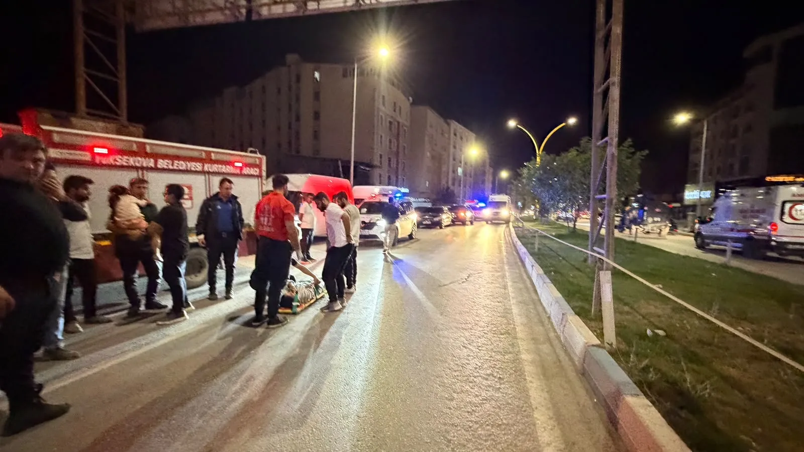 Yüksekova'da kontrolden çıkan otomobil park halindeki araçlara çarptı