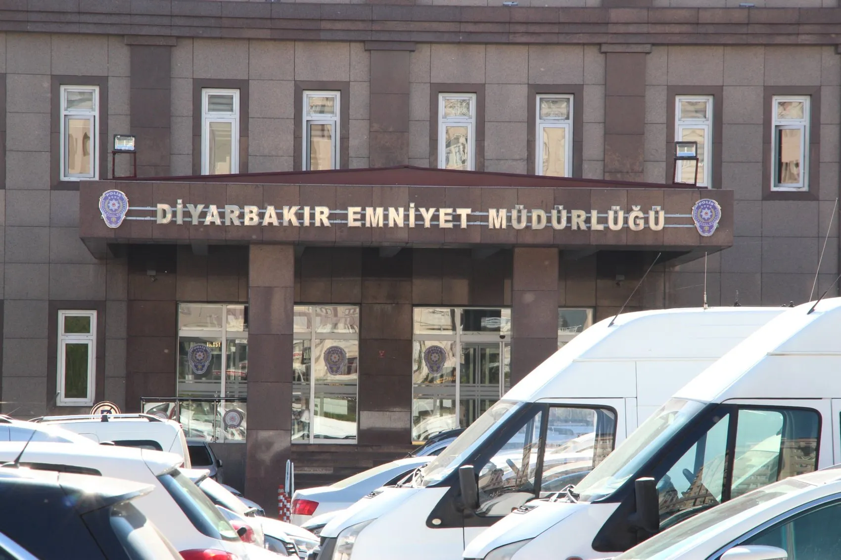 Diyarbakırda kafede oturan kişiye ağaç arkasından silahlı saldırı düzenlendi