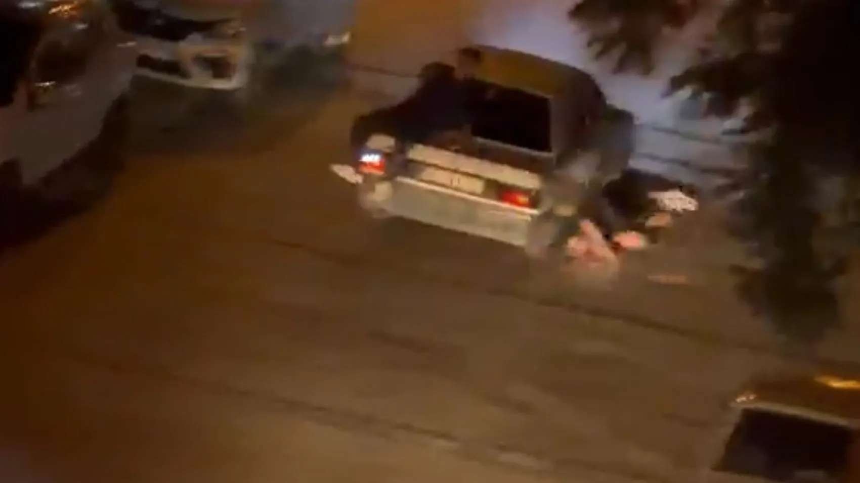 Bagajda yolculuk eden genç, frenle yola savruldu