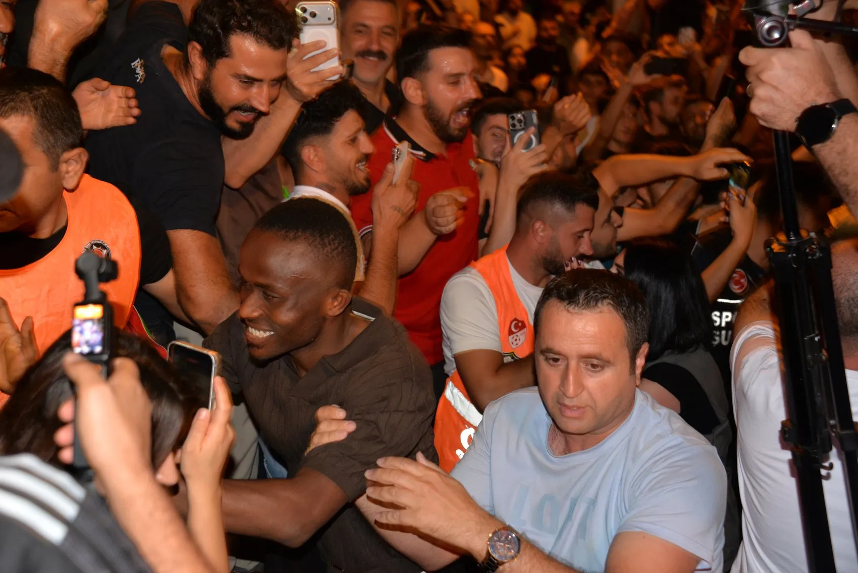 Amedspor yeni transferlerini taraftarıyla birlikte düzenlenen törende resmen duyurdu