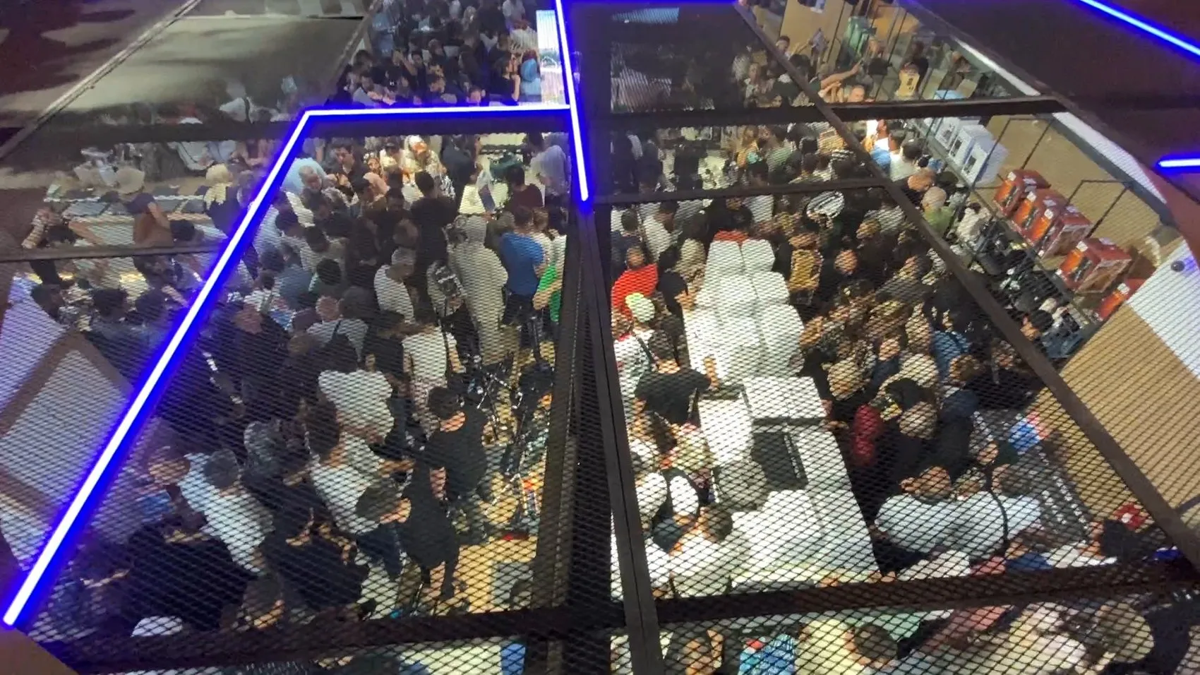 Diyarbakırda teknoloji mağazası açılışında indirim izdihamı yaşandı