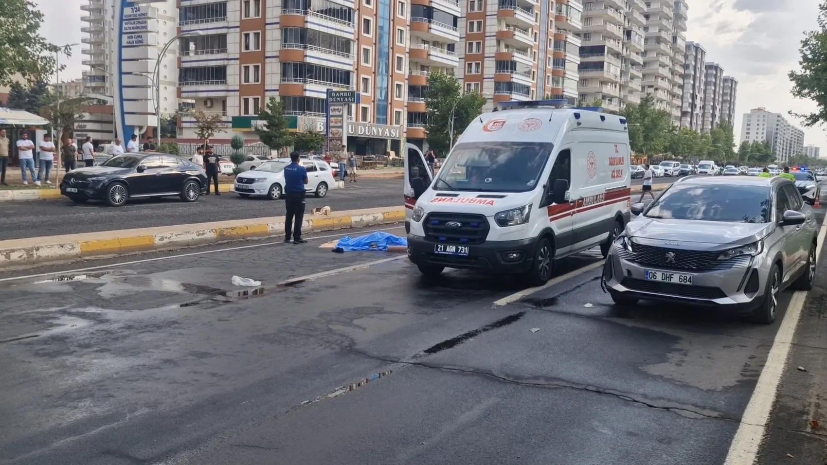 Diyarbakır'da karşıdan karşıya geçerken otomobilin çarptığı kişi can verdi