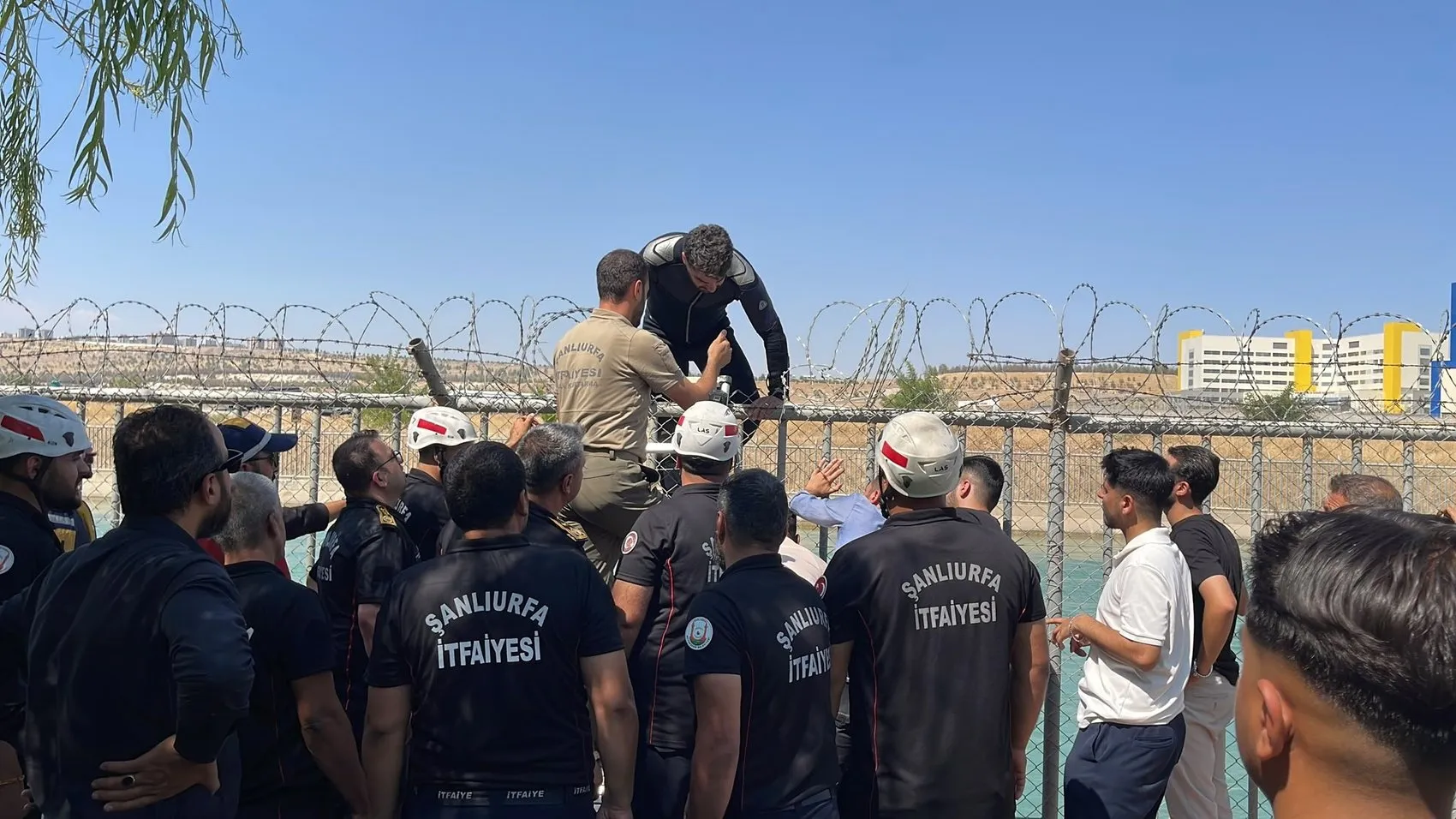 Şanlıurfa valilik korumaları kanalda boğulmak üzere olan iki çocuğu son anda kurtardı