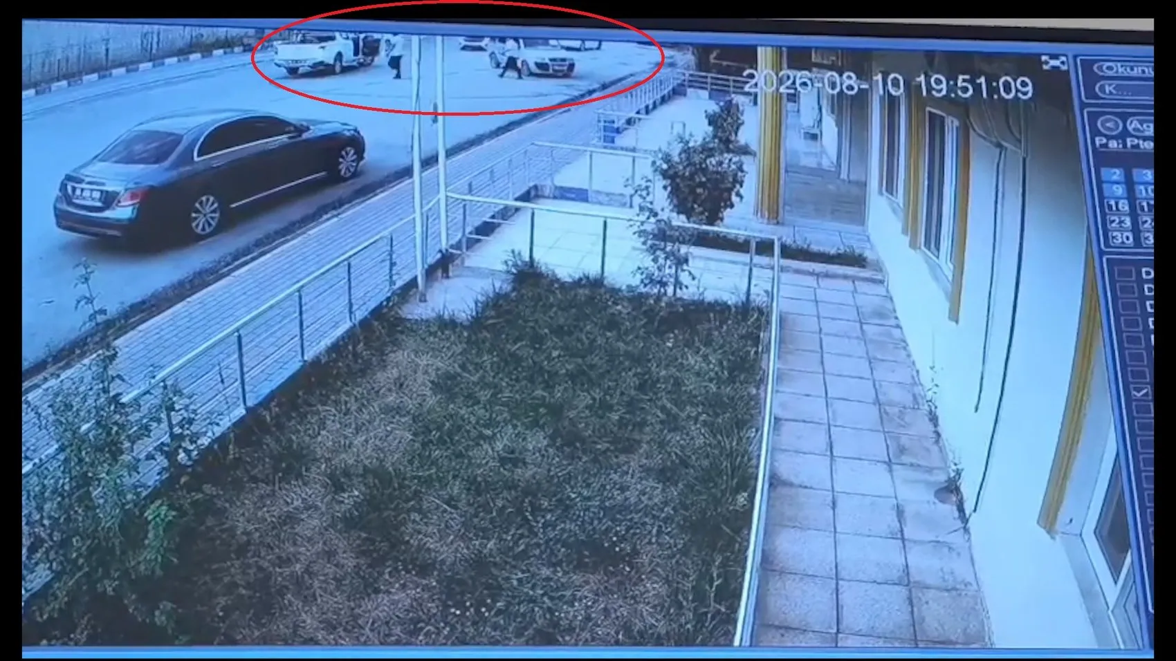 Baykan Belediyesi çalışanları kontrolden çıkan otomobili son anda durdurdu