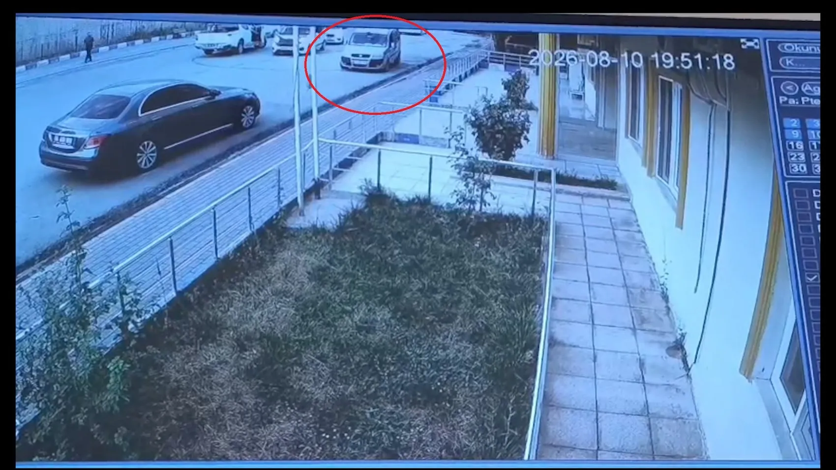 Baykan Belediyesi çalışanları kontrolden çıkan otomobili son anda durdurdu
