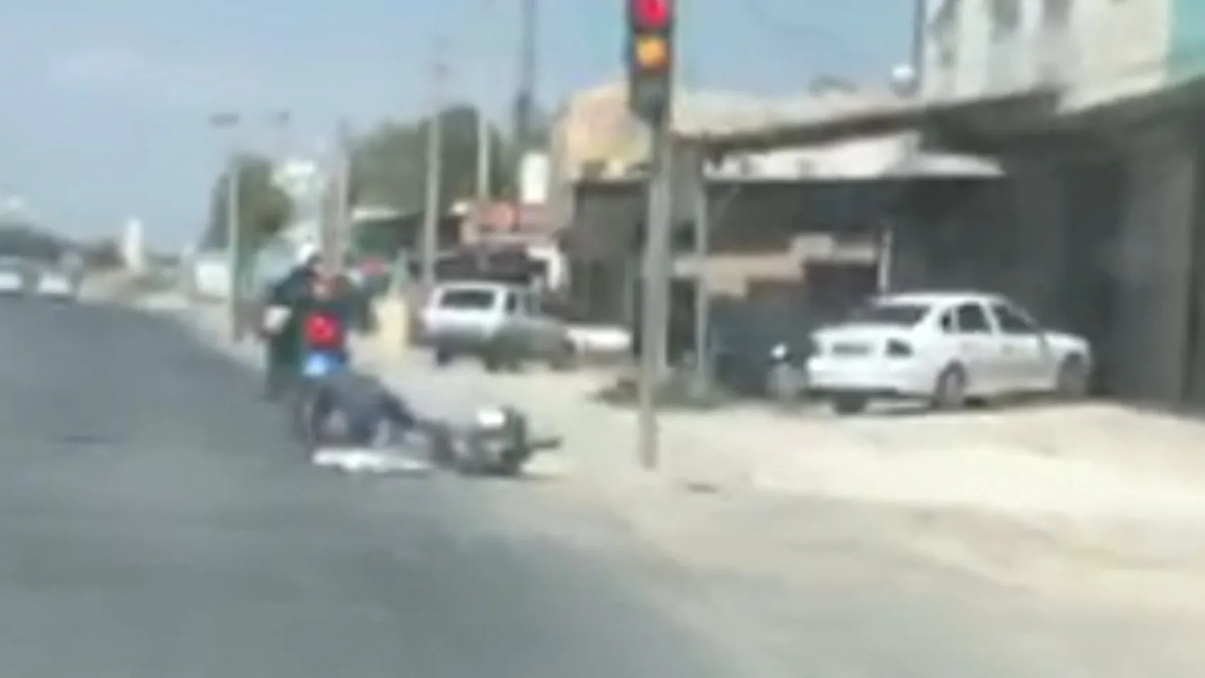 Akçakale'de polisten kaçan plakasız motor sürücüsü kaza yapınca yakalandı