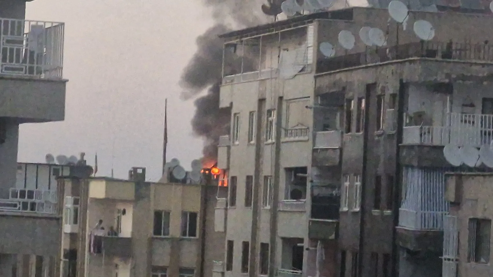 Diyarbakır Yenişehir'de bir apartmanın çatısı alevlere teslim oldu