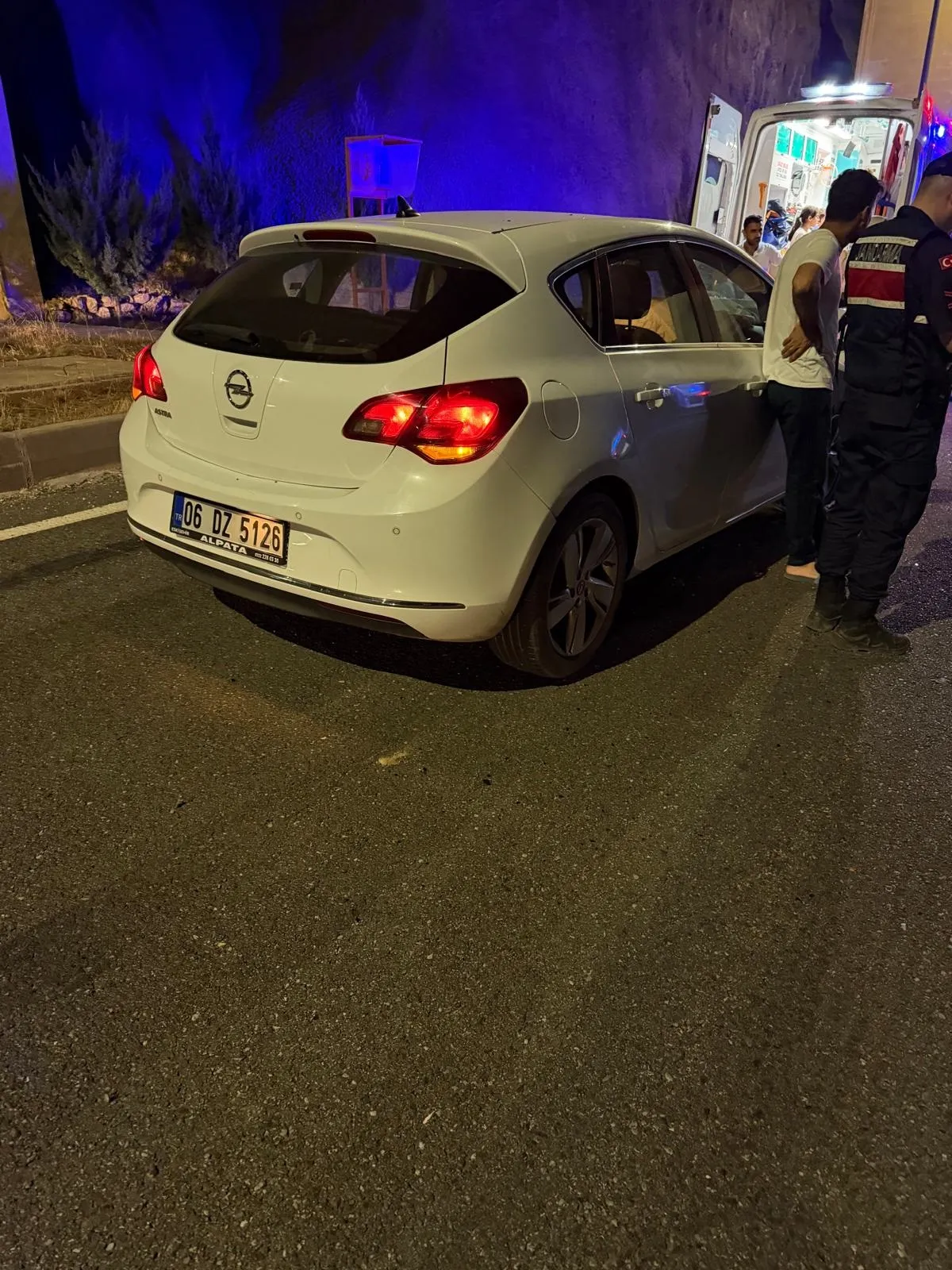Gercüş yolunda iki otomobilin karıştığı trafik kazasında 12 kişi yaralandı