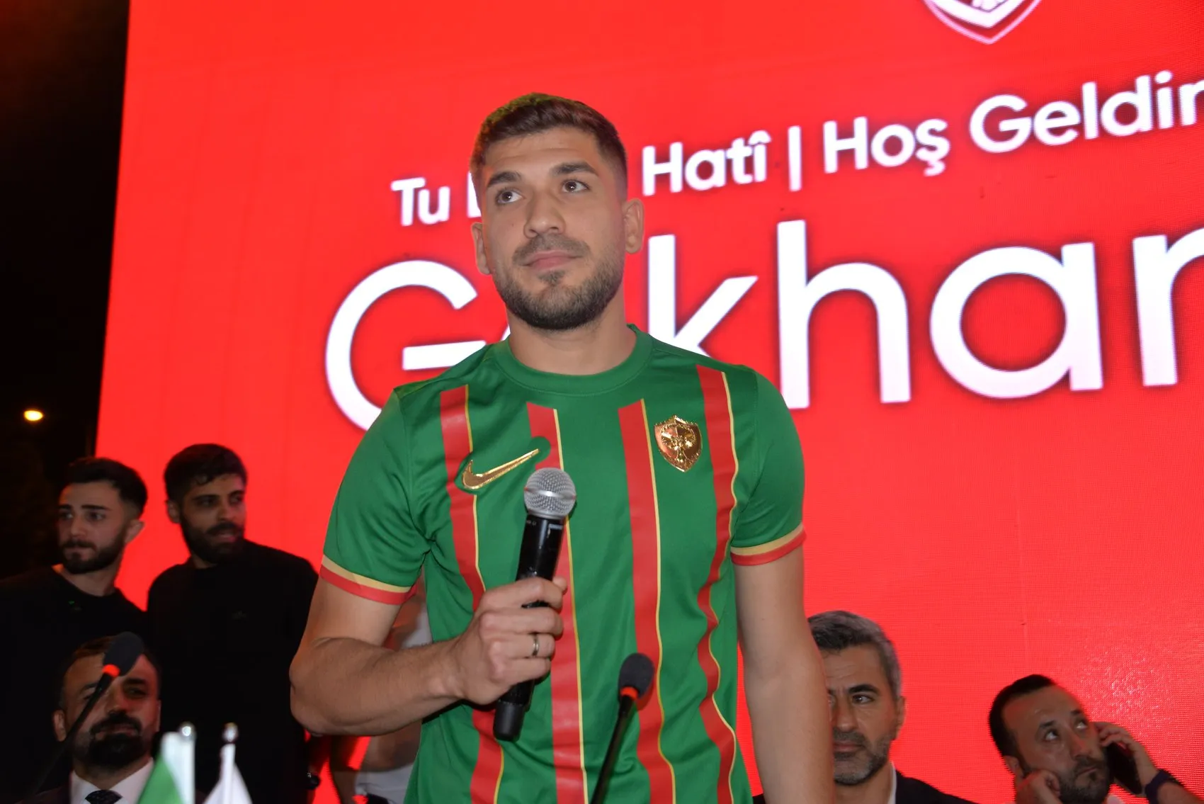 Amedspor yeni transferlerini taraftarıyla birlikte düzenlenen törende resmen duyurdu