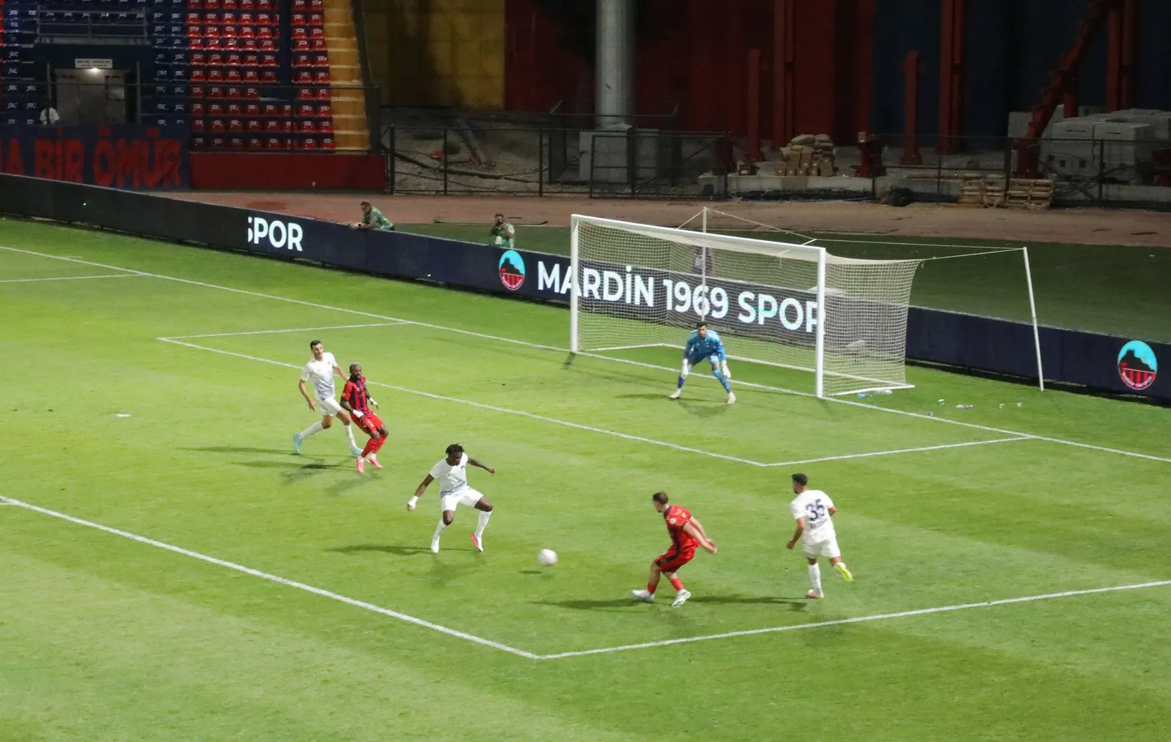 Van Spor son dakikada beraberliği kurtardı