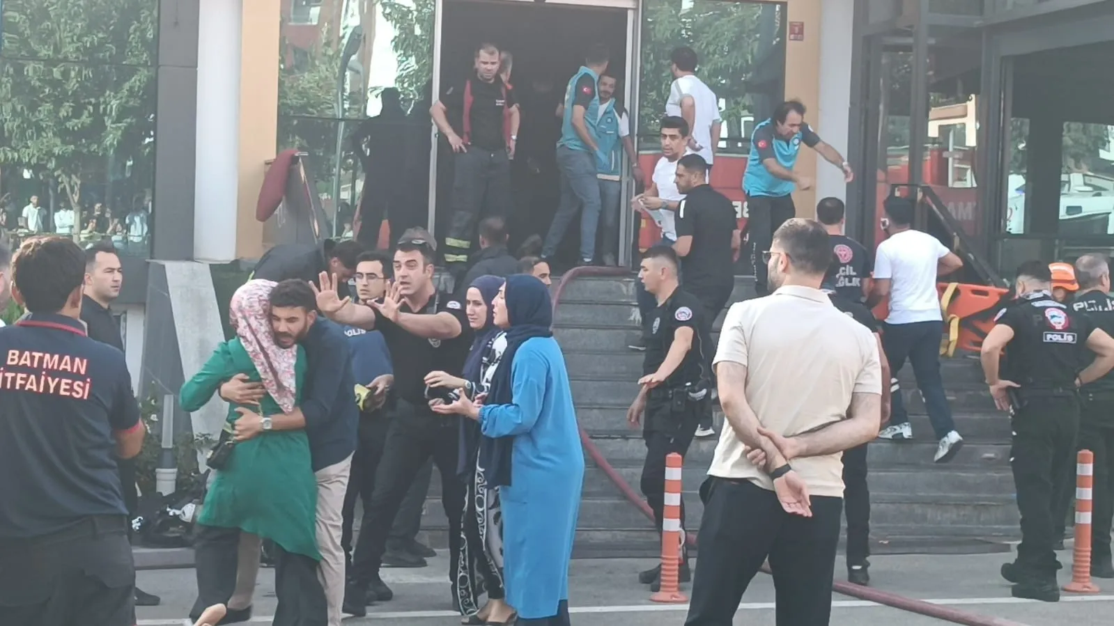 Batman'da spor salonunu alevler sardı, 10 kişi hastaneye kaldırıldı