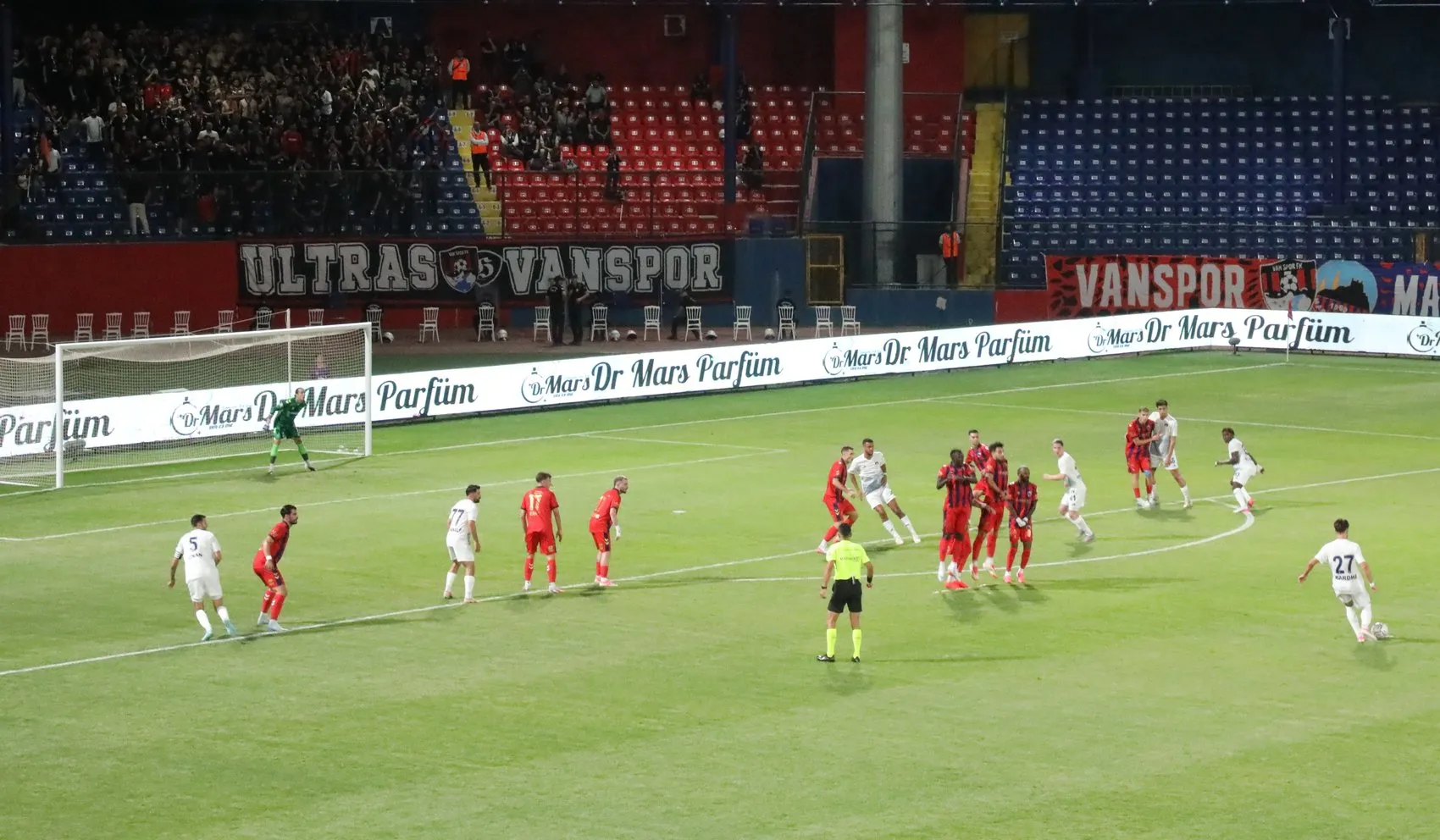 Van Spor son dakikada beraberliği kurtardı