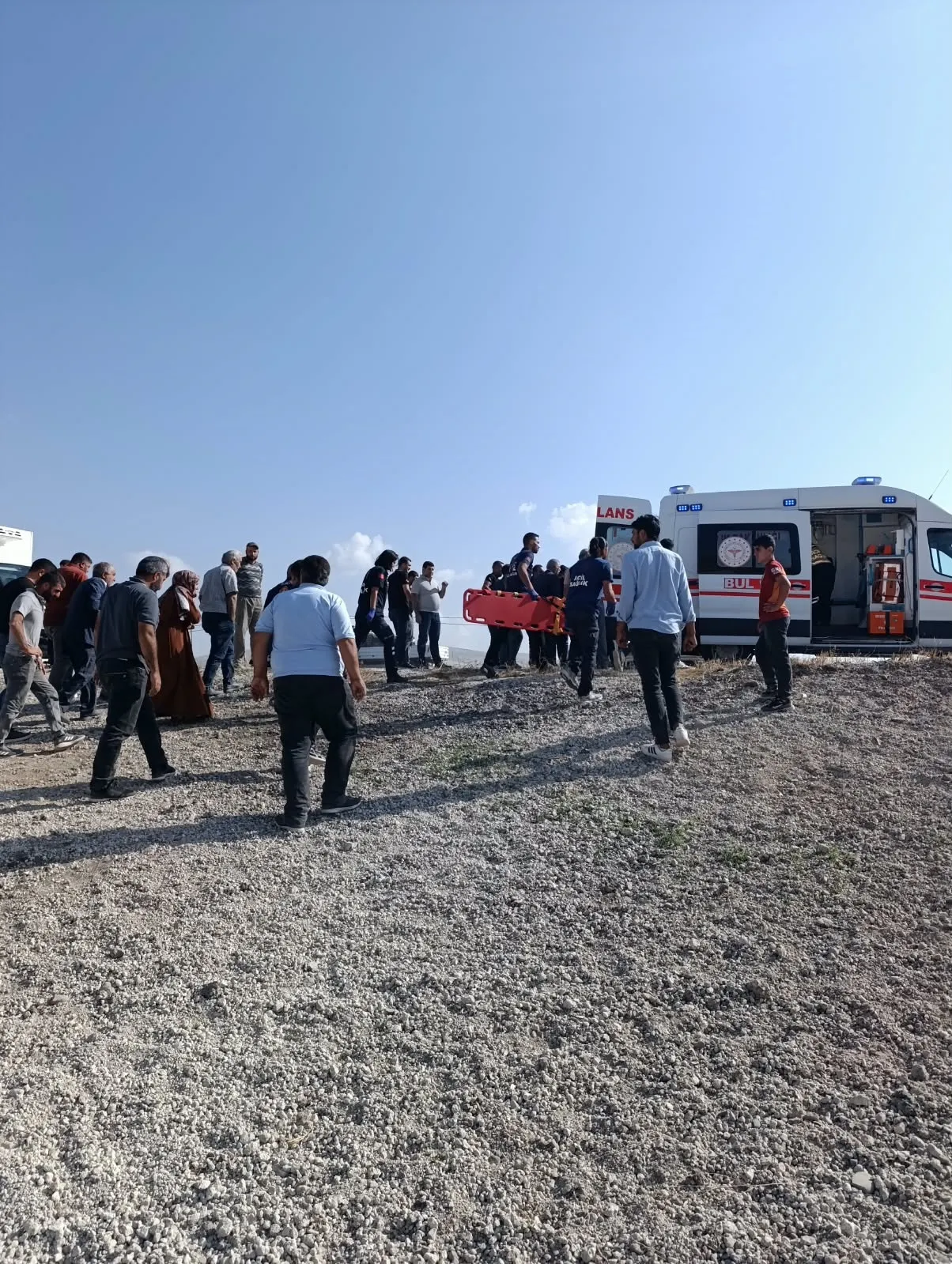 Van'ın Erciş ilçesinde hafif ticari araç takla attı, 6 kişi yaralandı